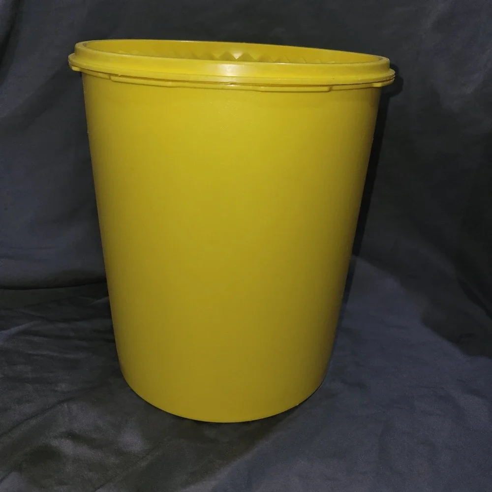 Vintage Tupperware Servalier 805-5 Yellow Large Canister 16 C Capacity
